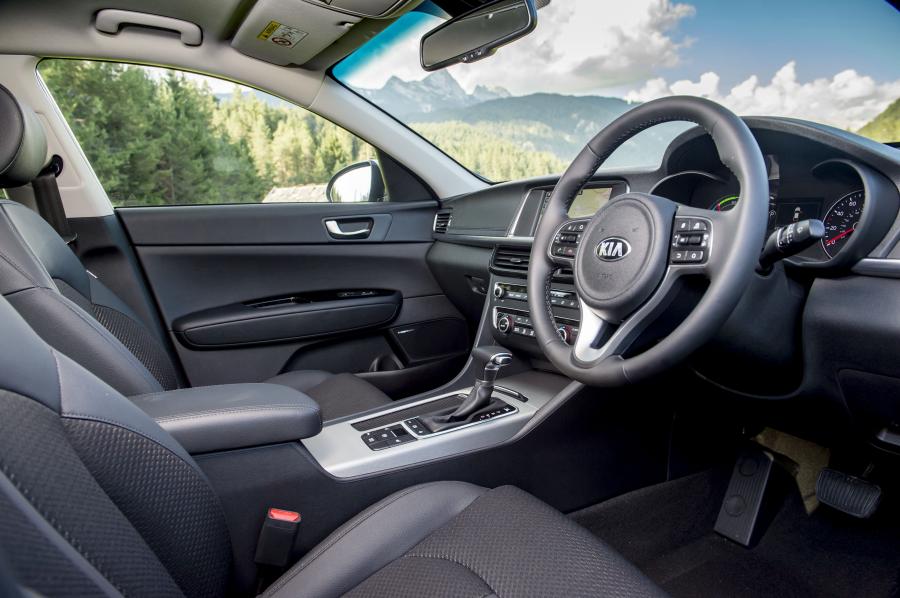 Интерьер Kia Optima Plug-In Hybrid 2016 года  (UK) (фото 6 из 35)
